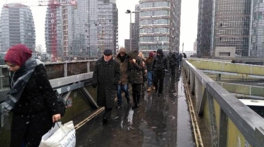 İstanbul&rsquo;da Kar Yağışı Etkili Oluyor