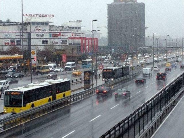 İstanbul’da Kar Yağışı Etkili Oluyor