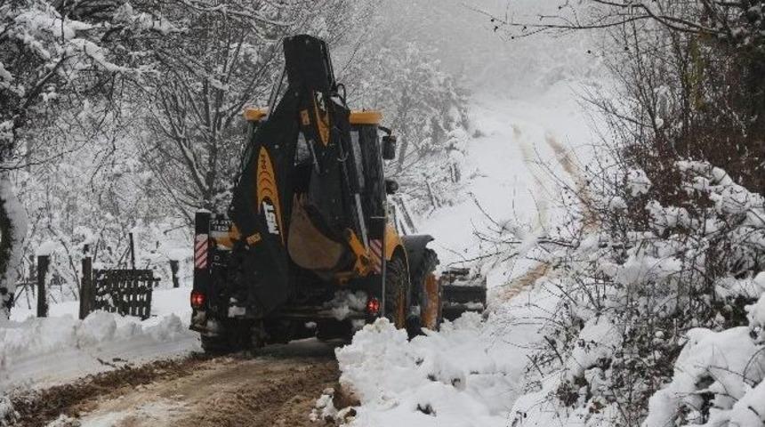 Akyazı&rsquo;da Kar M&uuml;cadelesi S&uuml;r&uuml;yor