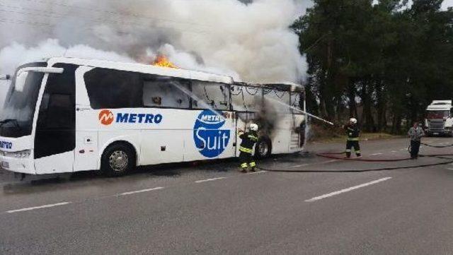 İçinde 16 Yolcu Bulunan Otobüste Yangın Çıktı