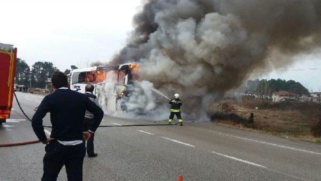 İçinde 16 Yolcu Bulunan Otobüste Yangın Çıktı