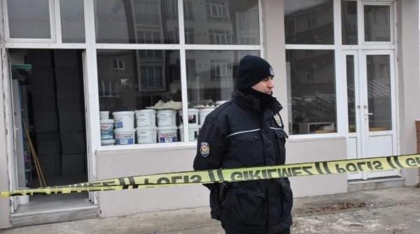 İşyerinin Deposunda Bı&ccedil;akla &Ouml;ld&uuml;r&uuml;ld&uuml;