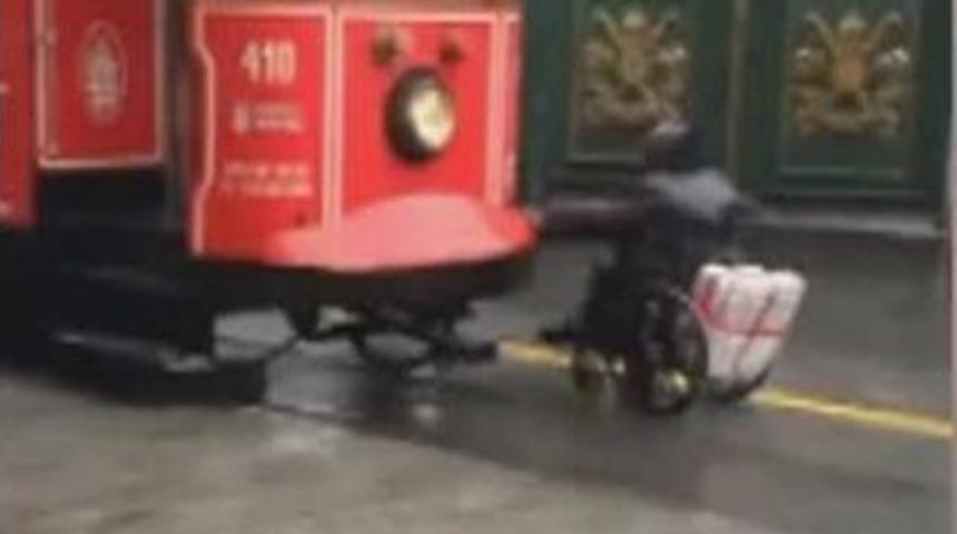 (&ouml;zel Haber) Engelli Vatandaşın İstiklal Caddesi&rsquo;ne Zor Anları Kamerada