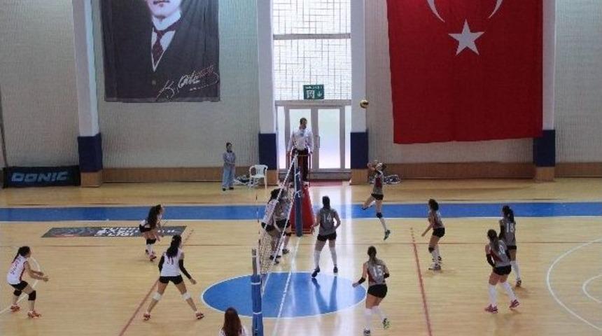 &Uuml;niversiteler Voleybol Ligi&rsquo;nde Yeni Y&uuml;zyıl &Uuml;niversitesi İkincilik Kupasını Alarak 1. Lig&rsquo;e &Ccedil;ıktı