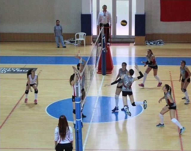 Üniversiteler Voleybol Ligi’nde Yeni Yüzyıl Üniversitesi İkincilik Kupasını Alarak 1. Lig’e Çıktı