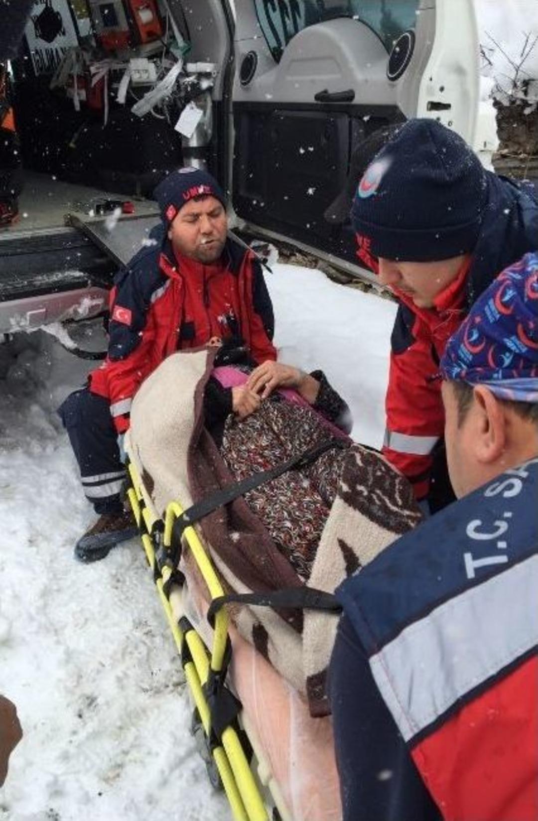 Hastalanan Yaşlı Kadın İ&ccedil;in Karla Kapanan Yolu Aştılar