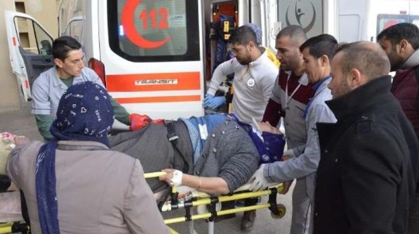 Siverek&rsquo;Te Otomobil Devrildi: 3 Yaralı