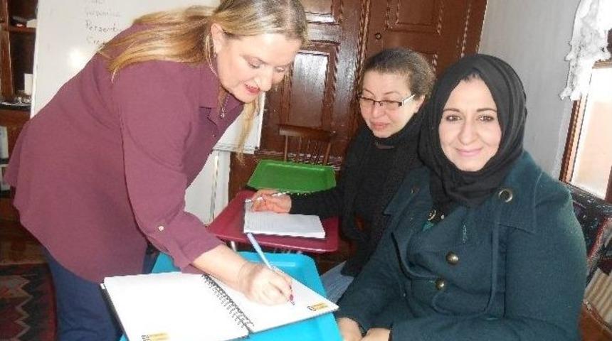 Eskişehir&rsquo;deki Sığınmacılara T&uuml;rk&ccedil;e Kursu