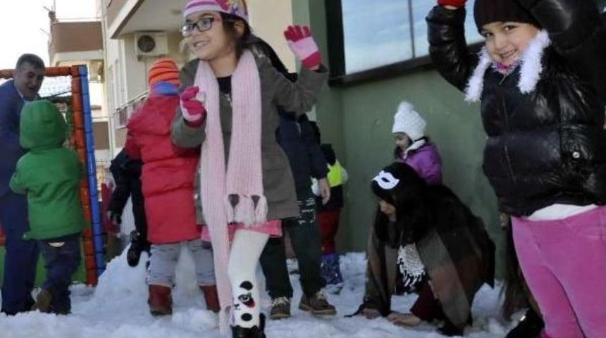 Tatil Cenneti Side'de Miniklerin 'kar Keyfi'