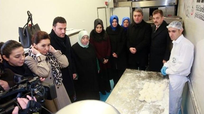 Başbakan&rsquo;ın Eşi Semiha Yıldırım Mobil Fırında Ekmek Yaptı