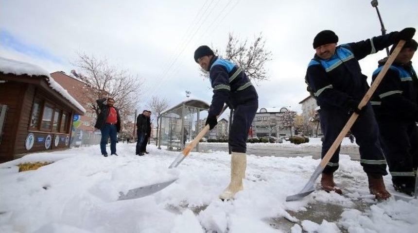 Merkezefendi&rsquo;de Karla M&uuml;cadele &Ccedil;alışmaları S&uuml;r&uuml;yor