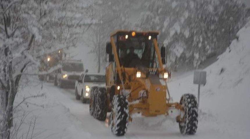 Şehzadeler&rsquo;den Kapanan Yollara Anında M&uuml;dahale