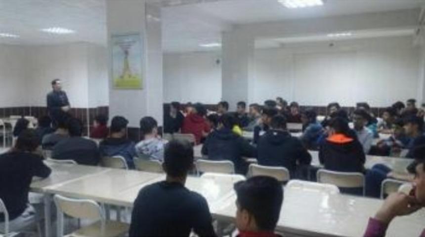 Gençlere Değerler Eğitimi Seminerleri Veriliyor