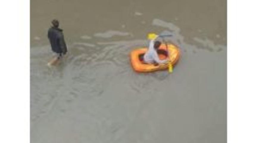 İzmit&rsquo;teki Su Baskını &Ccedil;ocukların Eğlencesi Oldu