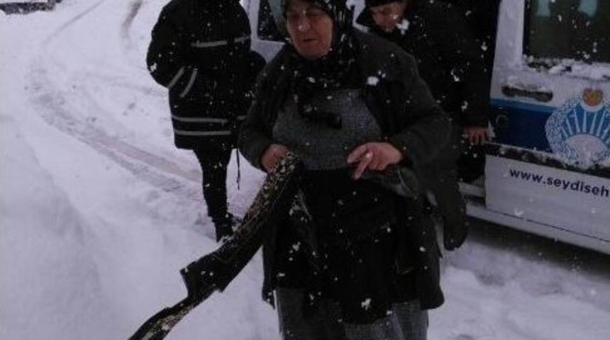 Seydişehir Belediyesi, Kardan Yollar Kapanınca Diyaliz Hastalarını Hastaneye Taşıdı