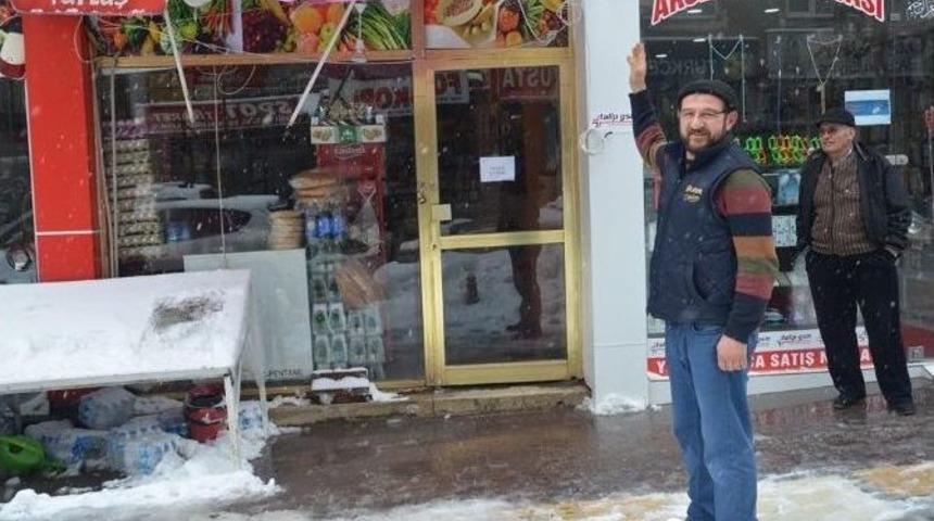 Kar K&uuml;tlesinin Altında Kalmaktan Saniyelerle Kurtuldu