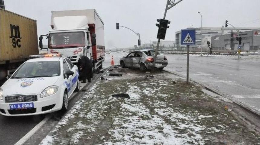 Tali Yoldan &Ccedil;ıkan Otomobil Kamyona &Ccedil;arptı: 2 Yaralı
