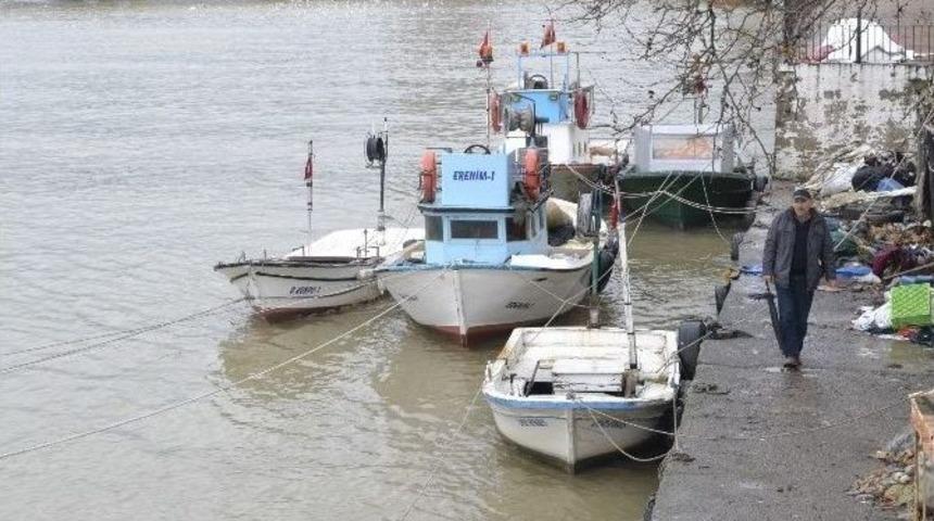 Balık&ccedil;ı Tekneleri Fırtına &Ccedil;ayda Mahsur Kaldı