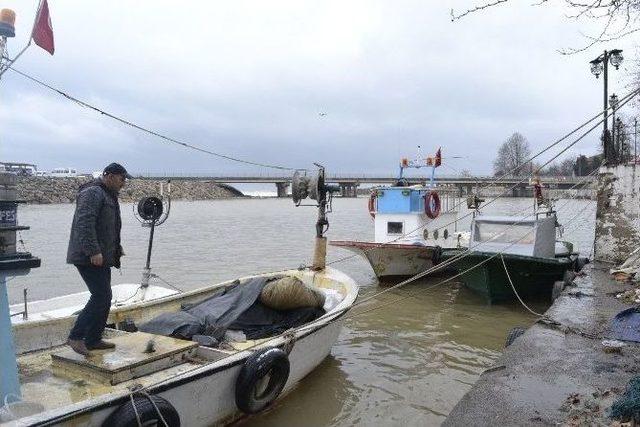 Balıkçı Tekneleri Fırtına Çayda Mahsur Kaldı