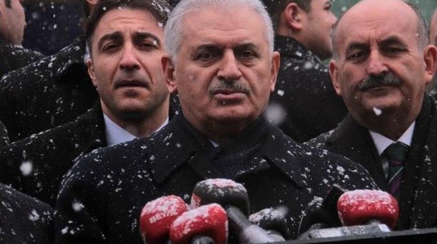 Başbakan Yıldırım’ın Yoğun Kar Altındaki Açıklamasında Keyifli Anlar Yaşandı
