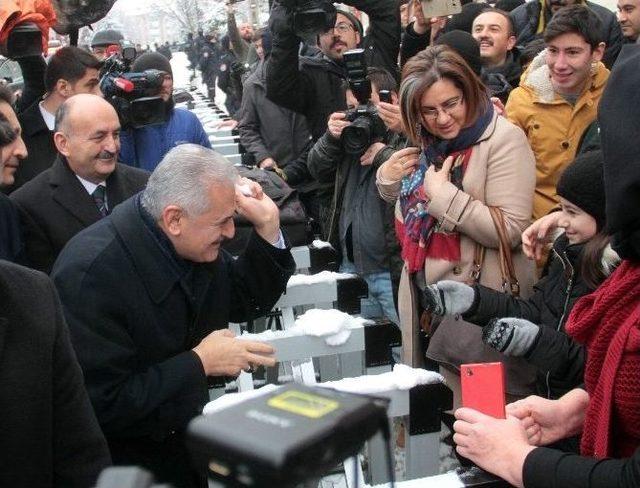 Başbakan Yıldırım’ın Yoğun Kar Altındaki Açıklamasında Keyifli Anlar Yaşandı