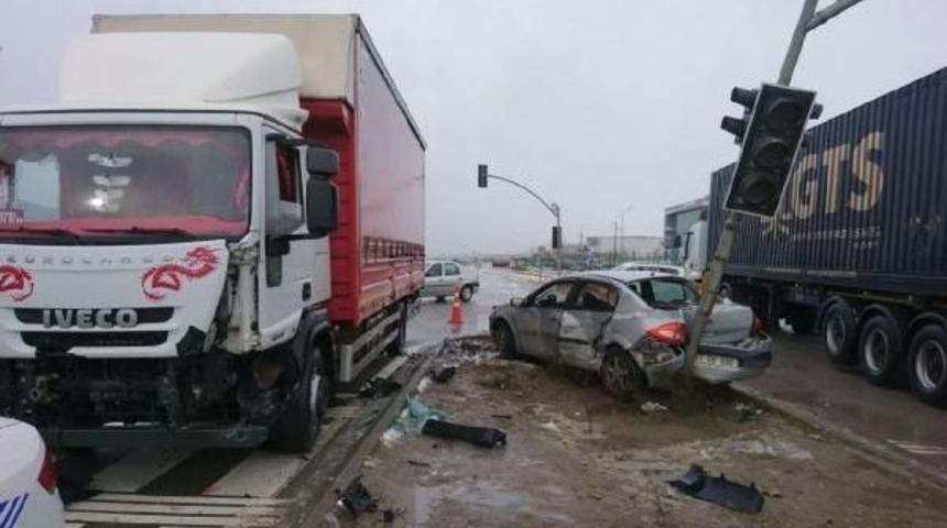 Ref&uuml;j&uuml; Aşıp Kamyonete Ve Trafik Işıklarına &Ccedil;arpan Otomobilde 2 Kişi Yaralandı