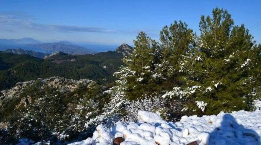 Marmaris'in Tepelerine 10 Yıl Sonra Kar Yağdı