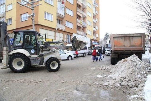 Kar Kütleleri Temizleniyor