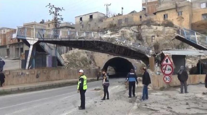Birecik&rsquo;Te Kamyonun A&ccedil;ılan Damperi &Uuml;st Ge&ccedil;idi Yıktı