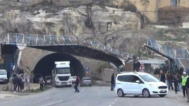 Birecik’Te Kamyonun Açılan Damperi Üst Geçidi Yıktı