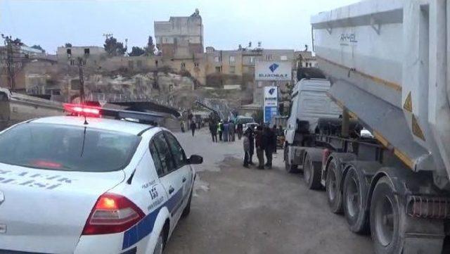 Birecik’Te Kamyonun Açılan Damperi Üst Geçidi Yıktı