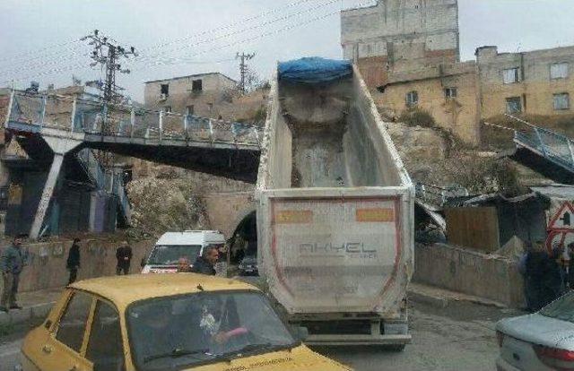 Birecik’Te Kamyonun Açılan Damperi Üst Geçidi Yıktı