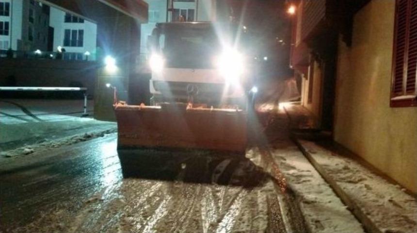 Kartal Belediyesi Karla M&uuml;cadele Ekipleri &Ccedil;alışmalarını Aralıksız S&uuml;rd&uuml;r&uuml;yor