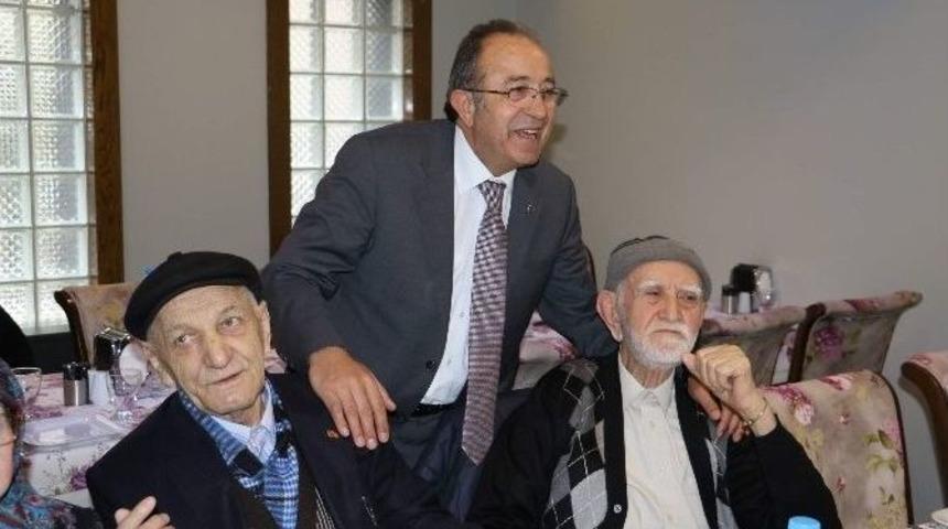 Manisa&rsquo;da Yaşlılara Yılbaşı Jesti