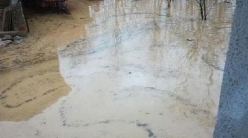 Sular Altına Kalan Mahallede Kayıklı Ulaşım