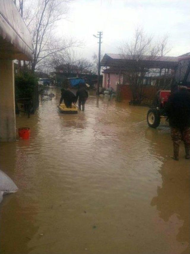 Sular Altına Kalan Mahallede Kayıklı Ulaşım