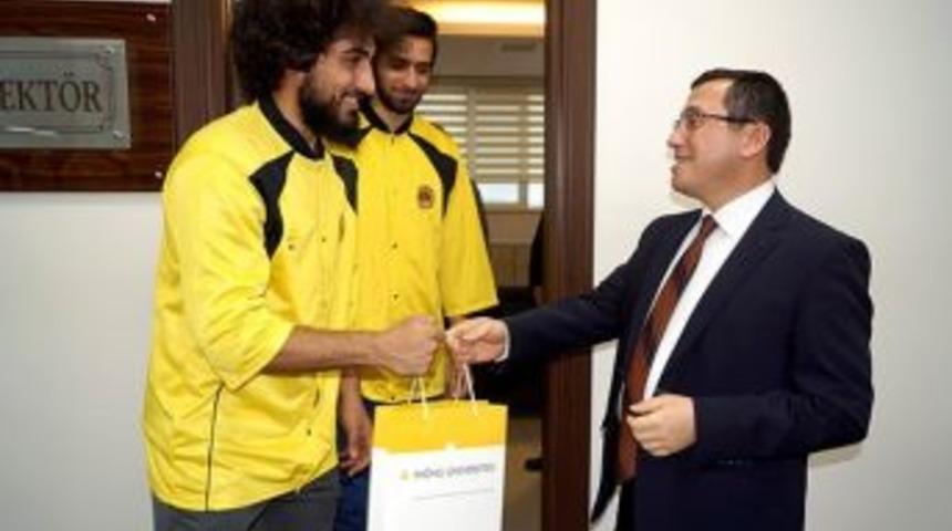 &Uuml;niversiteli Basketbolcular Başarılılarını Rekt&ouml;r Kızılay İle Paylaştı