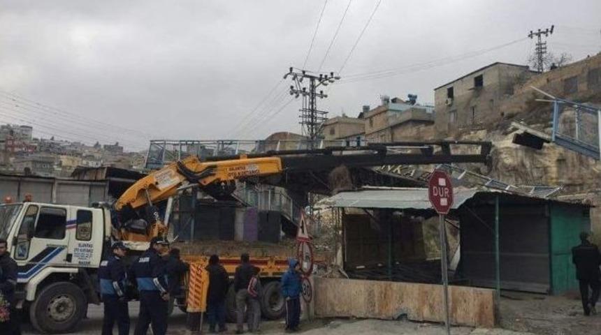 Damperi A&ccedil;ık Seyreden Kamyon &Uuml;st Ge&ccedil;idi Yıktı