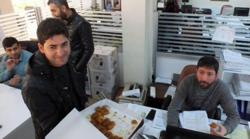 Dicle Elektrik&rsquo;ten Duyduğu Memnuniyetini Tatlı Dağıtarak G&ouml;sterdi