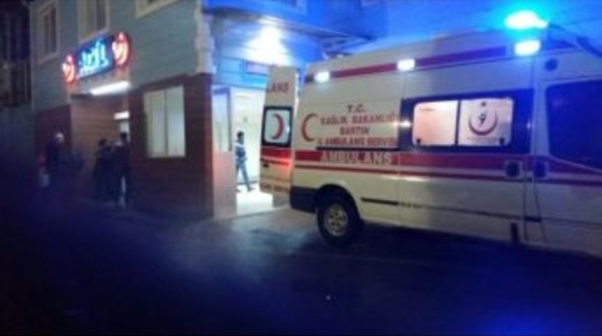 Minib&uuml;s Direğe &Ccedil;arptı: 3 Yaralı