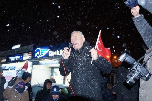 Lapseki’de Kar Yağışı Altında Şehitler İçin Yürüdüler