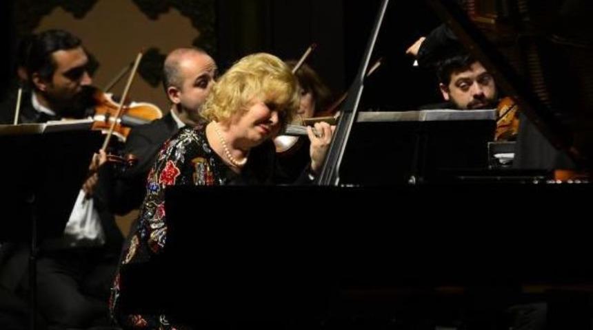 Piyanist G&uuml;lsin Onay Mersinlileri B&uuml;y&uuml;ledi