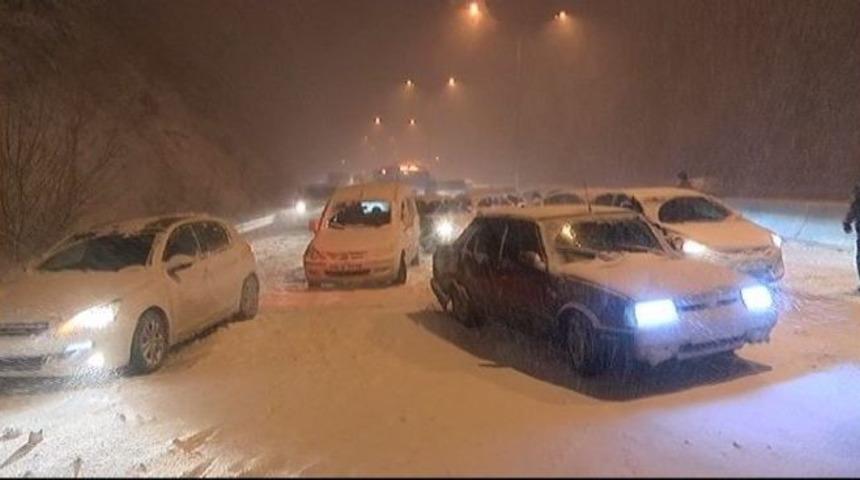 Bursa-mudanya Yolu Kapandı, Y&uuml;zlerce Ara&ccedil; Mahsur Kaldı
