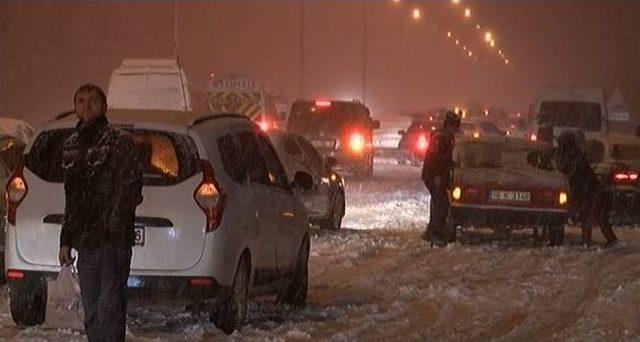 Bursa-mudanya Yolu Kapandı, Yüzlerce Araç Mahsur Kaldı