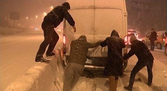 Bursa-mudanya Yolu Kapandı, Yüzlerce Araç Mahsur Kaldı