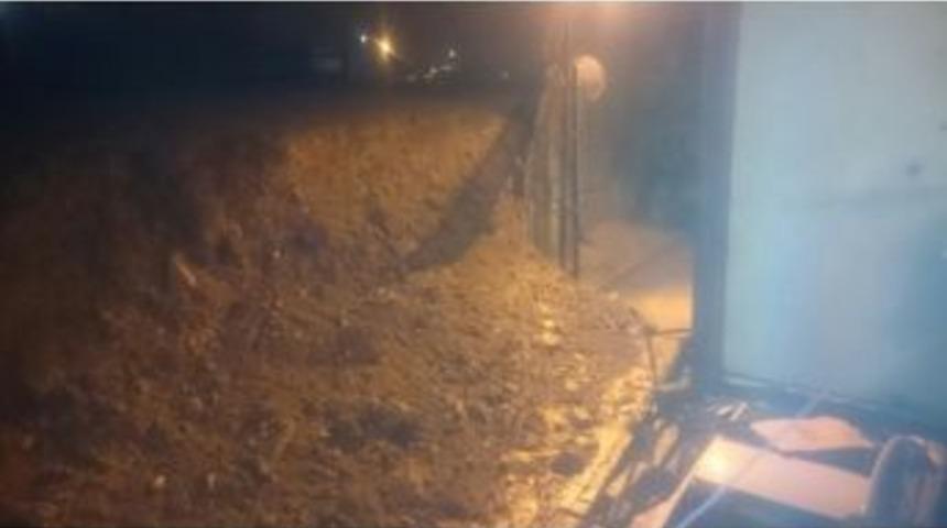 Sultanbeyli&rsquo;de Yağışa Dayanamayan İstinat Duvarı B&uuml;y&uuml;k Bir G&uuml;r&uuml;lt&uuml;yle &Ccedil;&ouml;kt&uuml;