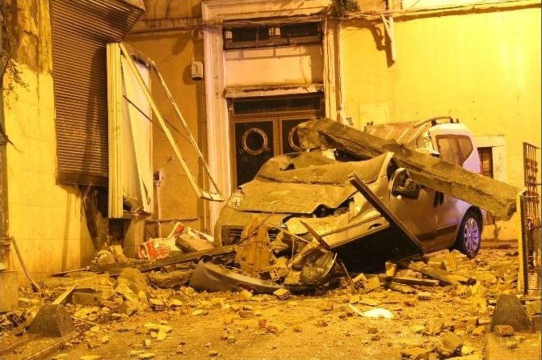 Beyoğlu&rsquo;nda 3 Katlı Bir Binanın Duvarı &Ccedil;&ouml;kt&uuml;