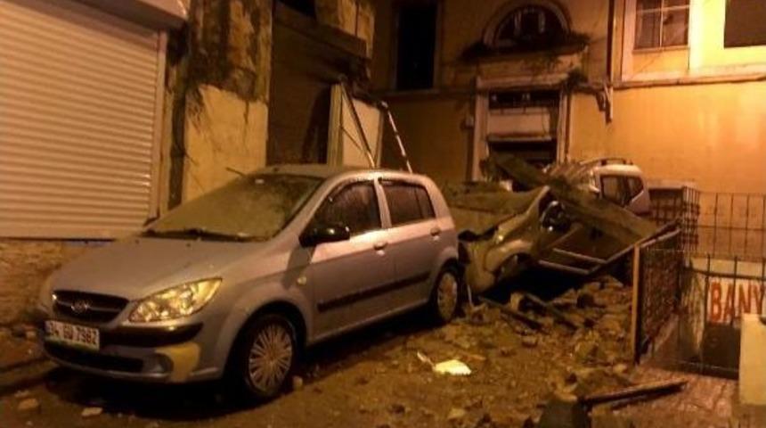 Metruk Binanın Duvarı Park Halindeki Ara&ccedil;ların &Uuml;zerine Yıkıldı