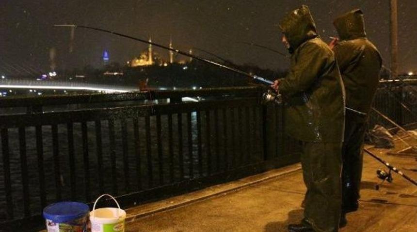 Kar Yağışı Altında Balık Tutma Keyfi