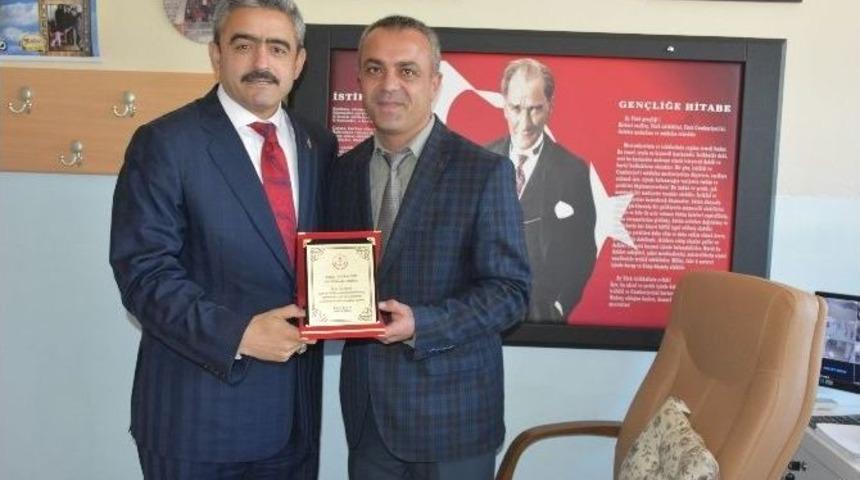 Başkan Alıcık&rsquo;a Anlamlı Plaket